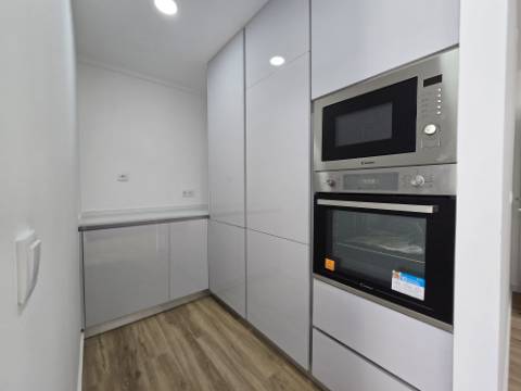 Apartamento T3 - Reboleira - Totalmente remodelado- Próximo de transportes.