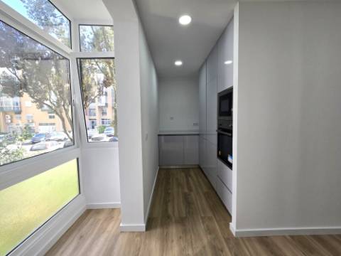 Apartamento T3 - Reboleira - Totalmente remodelado- Próximo de transportes.