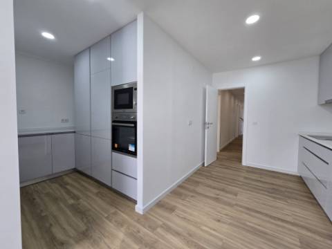 Apartamento T3 - Reboleira - Totalmente remodelado- Próximo de transportes.
