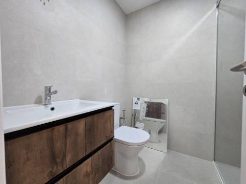 Apartamento T3 - Reboleira - Totalmente remodelado- Próximo de transportes.