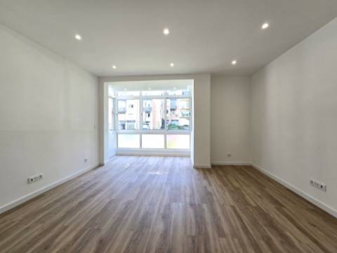 Apartamento T3 - Reboleira - Totalmente remodelado- Próximo de transportes.