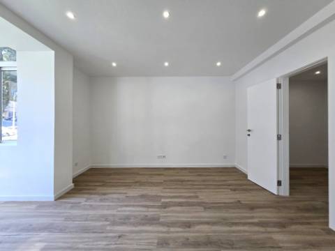 Apartamento T3 - Reboleira - Totalmente remodelado- Próximo de transportes.