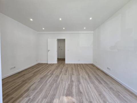 Apartamento T3 - Reboleira - Totalmente remodelado- Próximo de transportes.