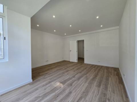 Apartamento T3 - Reboleira - Totalmente remodelado- Próximo de transportes.