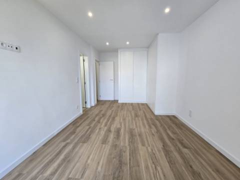 Apartamento T3 - Reboleira - Totalmente remodelado- Próximo de transportes.