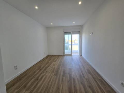 Apartamento T3 - Reboleira - Totalmente remodelado- Próximo de transportes.