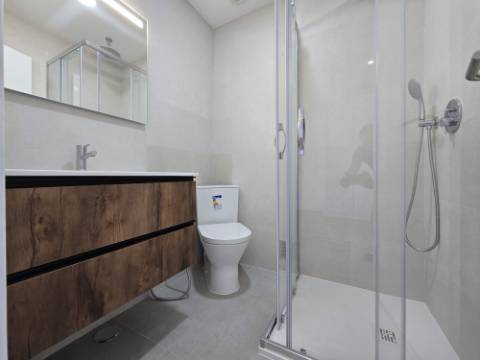 Apartamento T3 - Reboleira - Totalmente remodelado- Próximo de transportes.