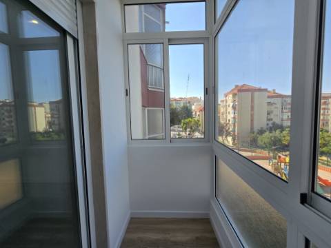 Apartamento T3 - Reboleira - Totalmente remodelado- Próximo de transportes.