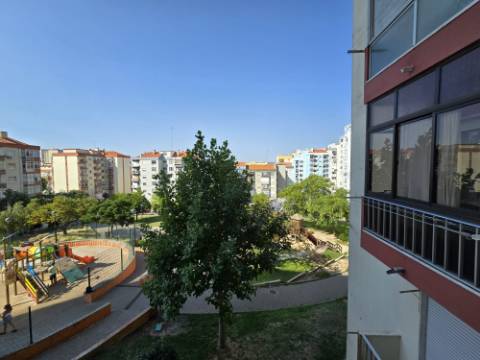 Apartamento T3 - Reboleira - Totalmente remodelado- Próximo de transportes.