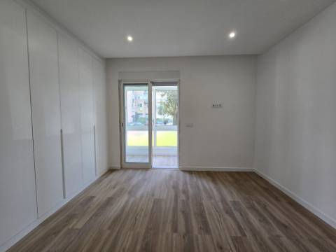 Apartamento T3 - Reboleira - Totalmente remodelado- Próximo de transportes.