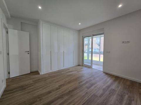 Apartamento T3 - Reboleira - Totalmente remodelado- Próximo de transportes.