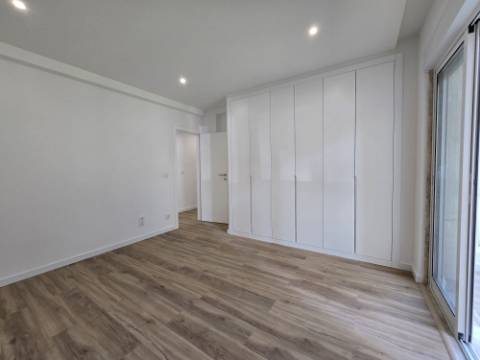 Apartamento T3 - Reboleira - Totalmente remodelado- Próximo de transportes.
