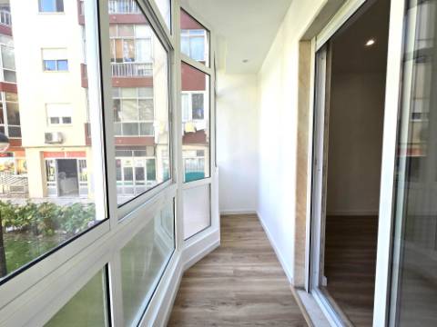 Apartamento T3 - Reboleira - Totalmente remodelado- Próximo de transportes.
