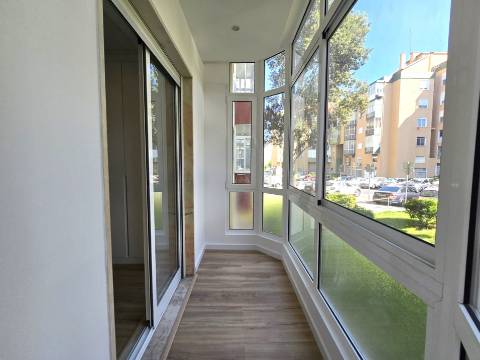 Apartamento T3 - Reboleira - Totalmente remodelado- Próximo de transportes.