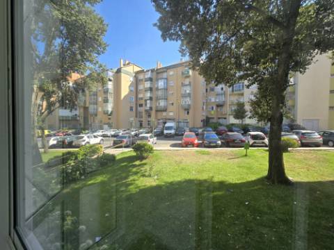 Apartamento T3 - Reboleira - Totalmente remodelado- Próximo de transportes.