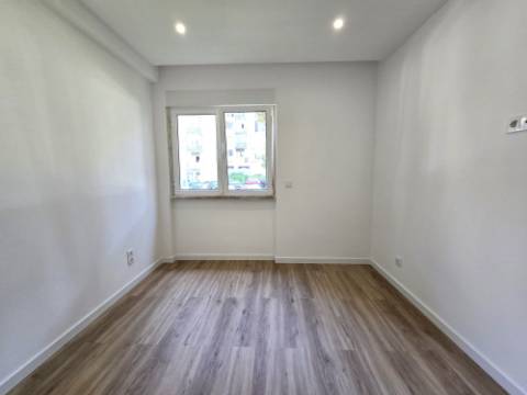 Apartamento T3 - Reboleira - Totalmente remodelado- Próximo de transportes.