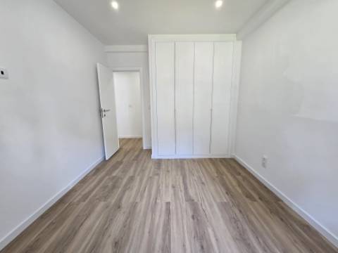 Apartamento T3 - Reboleira - Totalmente remodelado- Próximo de transportes.