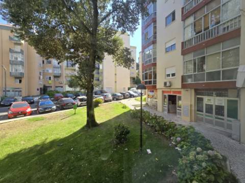 Apartamento T3 - Reboleira - Totalmente remodelado- Próximo de transportes.