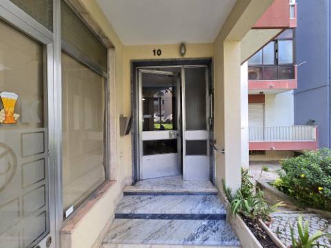 Apartamento T3 - Reboleira - Totalmente remodelado- Próximo de transportes.