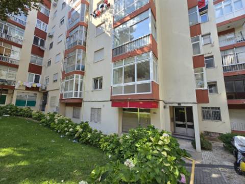 Apartamento T3 - Reboleira - Totalmente remodelado- Próximo de transportes.