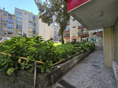 Apartamento T3 - Reboleira - Totalmente remodelado- Próximo de transportes.