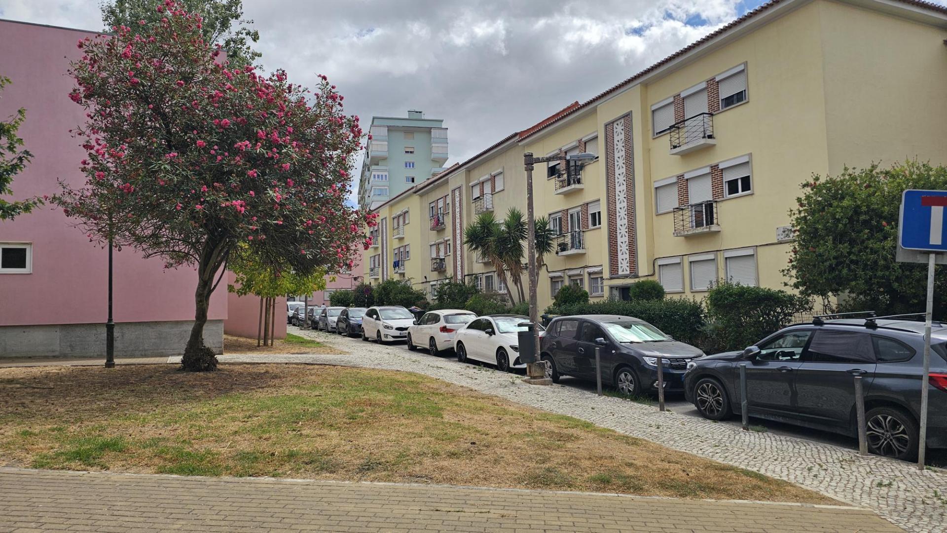 Apartamento T2 - Remodelado com Arrecadação - Alvalade.