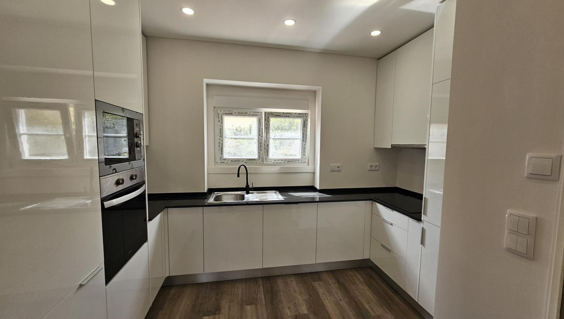 Apartamento T2 - Remodelado com Arrecadação - Alvalade.