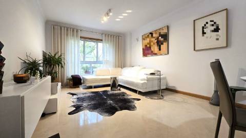 Apartamento T2 - Parque das Nações, zona Sul - Localização privilegiada (Junto à Marina) com parqueamento.