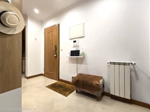 Apartamento T2 - Parque das Nações, zona Sul - Localização privilegiada (Junto à Marina) com parqueamento.