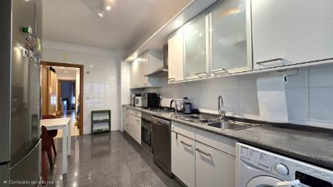 Apartamento T2 - Parque das Nações, zona Sul - Localização privilegiada (Junto à Marina) com parqueamento.