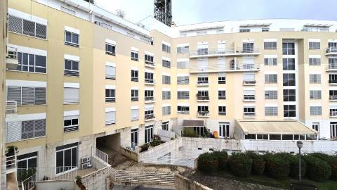 Apartamento T2 - Parque das Nações, zona Sul - Localização privilegiada (Junto à Marina) com parqueamento.