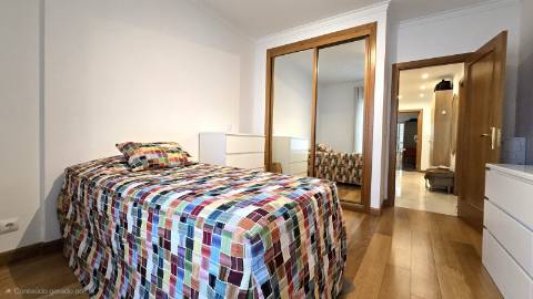 Apartamento T2 - Parque das Nações, zona Sul - Localização privilegiada (Junto à Marina) com parqueamento.