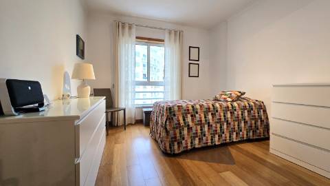 Apartamento T2 - Parque das Nações, zona Sul - Localização privilegiada (Junto à Marina) com parqueamento.