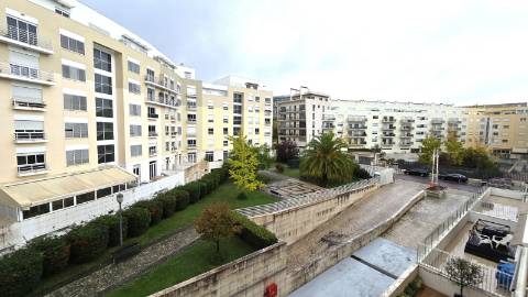 Apartamento T2 - Parque das Nações, zona Sul - Localização privilegiada (Junto à Marina) com parqueamento.