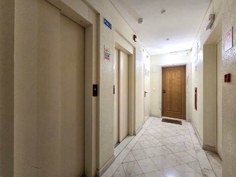 Apartamento T2 - Parque das Nações, zona Sul - Localização privilegiada (Junto à Marina) com parqueamento.