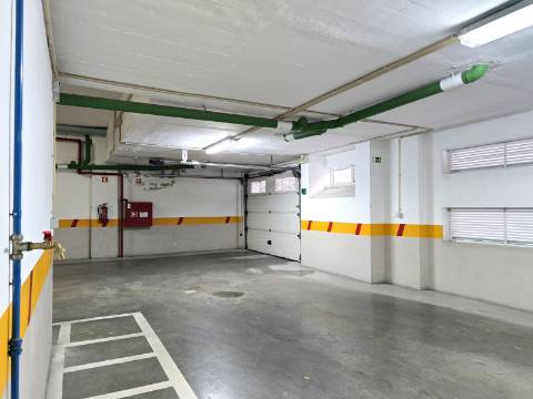 Apartamento T2 - Parque das Nações, zona Sul - Localização privilegiada (Junto à Marina) com parqueamento.