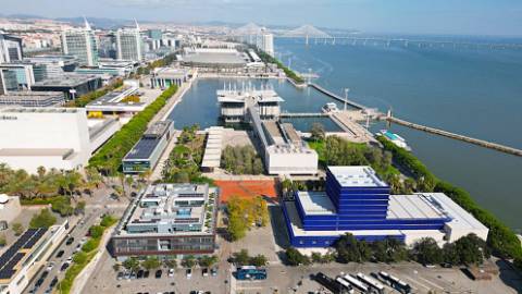 Apartamento T2 - Parque das Nações, zona Sul - Localização privilegiada (Junto à Marina) com parqueamento.