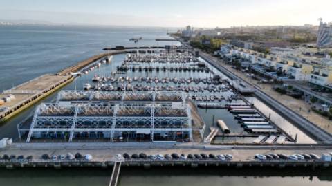 Apartamento T2 - Parque das Nações, zona Sul - Localização privilegiada (Junto à Marina) com parqueamento.