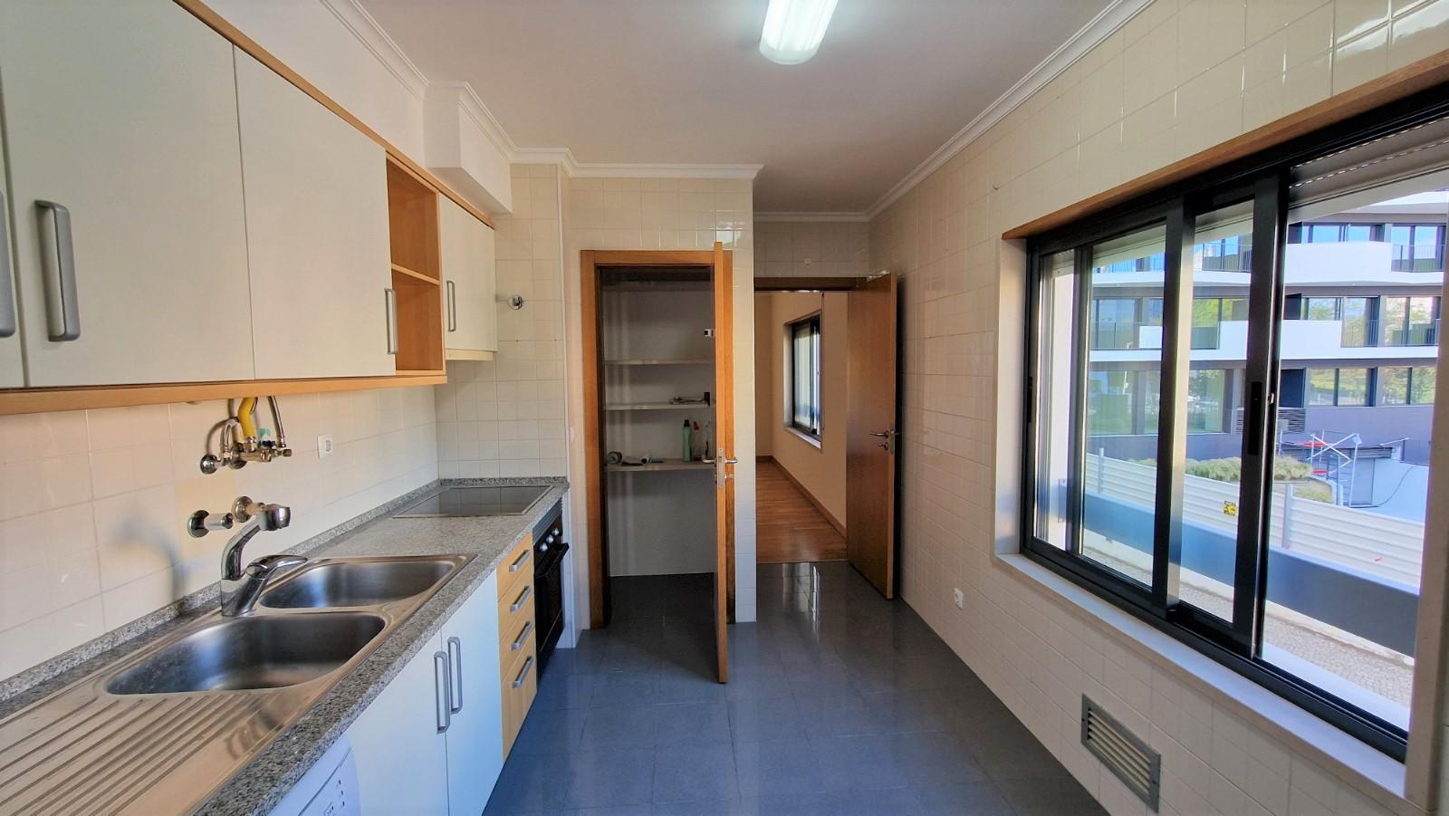 Apartamento T1 com Parqueamento - Avenida de Berlim.