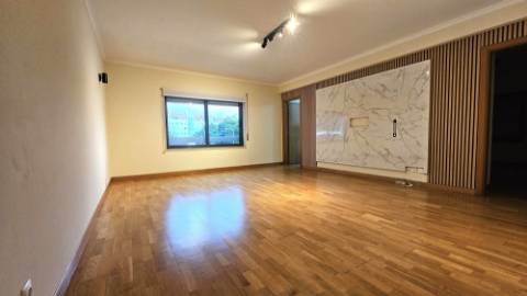 Apartamento T1 com Parqueamento - Avenida de Berlim.
