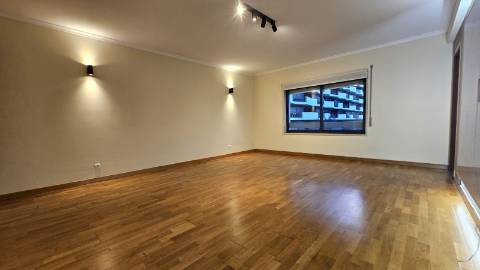 Apartamento T1 com Parqueamento - Avenida de Berlim.