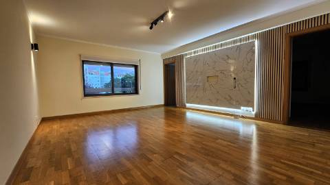 Apartamento T1 com Parqueamento - Avenida de Berlim.