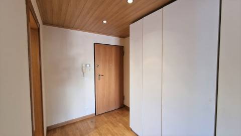 Apartamento T1 com Parqueamento - Avenida de Berlim.