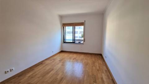 Apartamento T1 com Parqueamento - Avenida de Berlim.