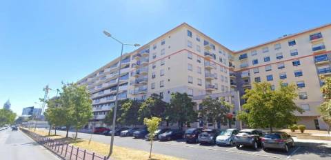 Apartamento T1 com Parqueamento - Avenida de Berlim.