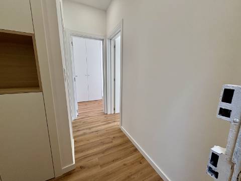 Apartamento T2 - Totalmente Remodelado - Campo de Ourique / Amoreiras