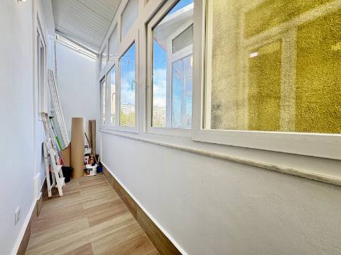 Apartamento T2 - Totalmente Remodelado - Campo de Ourique / Amoreiras