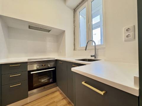 Apartamento T2 - Totalmente Remodelado - Campo de Ourique / Amoreiras