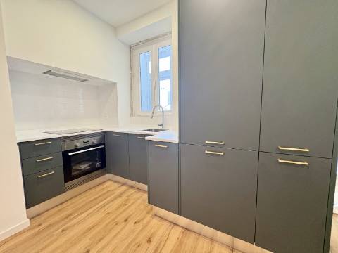 Apartamento T2 - Totalmente Remodelado - Campo de Ourique / Amoreiras