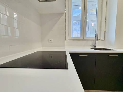 Apartamento T2 - Totalmente Remodelado - Campo de Ourique / Amoreiras